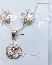 Load image into Gallery viewer, Circular white heart with crystals (pink)