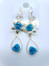 Cargar imagen en el visor de la galería, Small light blue rose with a swinging blue crystal rose