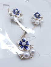 Load image into Gallery viewer, Fading blue flower with pearls and clear crystals (set)