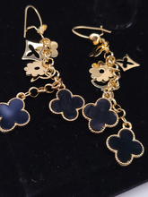 Cargar imagen en el visor de la galería, Black clovers with hanging pendants
