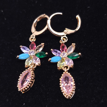 Cargar imagen en el visor de la galería, Multi color flower with a hanging pink crystal