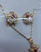 Cargar imagen en el visor de la galería, Shimmering four leaf clover tri color with a red crystal (set)