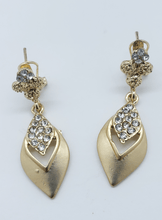 Load image into Gallery viewer, Laminated pointed flower pedals design with clear crystals set