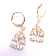 Load image into Gallery viewer, Sailing boat with clear crystals