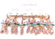 Cargar imagen en el visor de la galería, Multi color flower with a hanging pink crystal