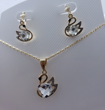 Load image into Gallery viewer, Swan with heart shaped clear crystals (set)
