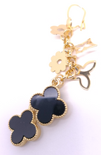Cargar imagen en el visor de la galería, Black clovers with hanging pendants