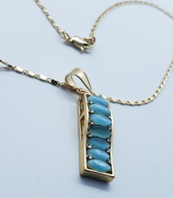 Load image into Gallery viewer, Light blue crystal row with crystals (set)