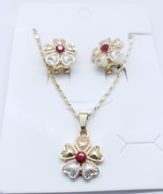 Cargar imagen en el visor de la galería, Shimmering four leaf clover tri color with a red crystal (set)