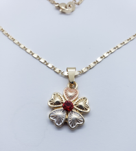 Cargar imagen en el visor de la galería, Shimmering four leaf clover tri color with a red crystal (set)