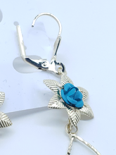 Cargar imagen en el visor de la galería, Small light blue rose with a swinging blue crystal rose