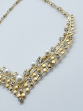 Cargar imagen en el visor de la galería, Flower pedals with clear crystals and pearls (set) - Rosina Jewlery