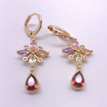 Cargar imagen en el visor de la galería, Multi color cryatal star with hanging red crystal