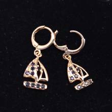 Cargar imagen en el visor de la galería, Sailing boat with clear crystals