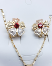 Cargar imagen en el visor de la galería, Shimmering four leaf clover tri color with a red crystal (set)