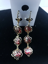 Cargar imagen en el visor de la galería, Hollow roses outlines with red crystals