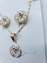 Load image into Gallery viewer, Circular white heart with crystals (pink)