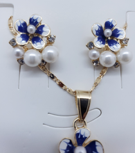 Load image into Gallery viewer, Fading blue flower with pearls and clear crystals (set)