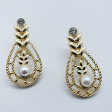 Cargar imagen en el visor de la galería, Hanging leaves and basket with clear crystals - pearls (sets)