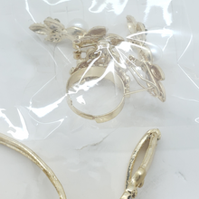 Cargar imagen en el visor de la galería, Flower pedals with clear crystals and pearls (set)