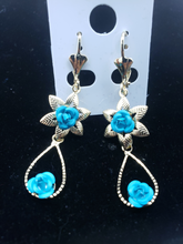 Cargar imagen en el visor de la galería, Small light blue rose with a swinging blue crystal rose