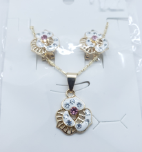 Load image into Gallery viewer, Circular white heart with crystals (pink)