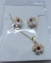 Cargar imagen en el visor de la galería, Shimmering four leaf clover tri color with a red crystal (set)