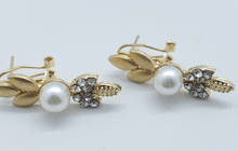 Cargar imagen en el visor de la galería, Flower pedals with clear crystals and pearls (set)