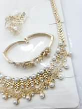 Cargar imagen en el visor de la galería, Hanging leaves and basket with clear crystals - pearls (sets)