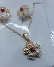 Cargar imagen en el visor de la galería, Shimmering four leaf clover tri color with a red crystal (set)