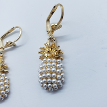 Load image into Gallery viewer, pearl pineapple with gold top and crystals