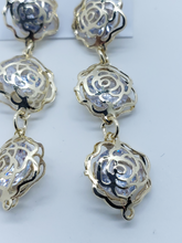 Cargar imagen en el visor de la galería, Hollow roses outlines with clear crystals