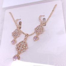 Cargar imagen en el visor de la galería, Fish bone outline with clear crystals