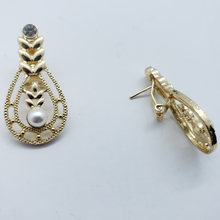 Cargar imagen en el visor de la galería, Hanging leaves and basket with clear crystals - pearls (sets)