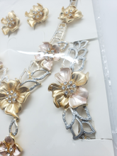 Load image into Gallery viewer, Gold rose design with clear crystals (set)