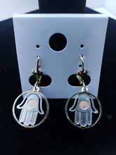 Cargar imagen en el visor de la galería, Tri color Hamsa Hand in a hollow circle