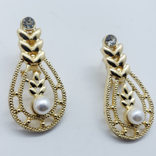 Cargar imagen en el visor de la galería, Hanging leaves and basket with clear crystals - pearls (sets)