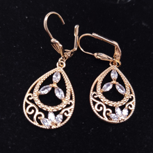 Cargar imagen en el visor de la galería, Clear crystals basket outline