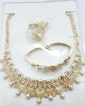 Cargar imagen en el visor de la galería, Hanging leaves and basket with clear crystals - pearls (sets)