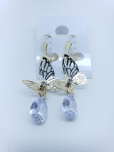Cargar imagen en el visor de la galería, Flapping butterfly with a clear crystal