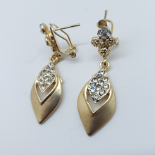 Load image into Gallery viewer, Laminated pointed flower pedals design with clear crystals set