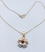 Cargar imagen en el visor de la galería, Shimmering four leaf clover tri color with a red crystal (set)