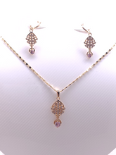 Cargar imagen en el visor de la galería, Fish bone outline with clear crystals