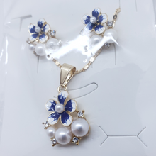 Load image into Gallery viewer, Fading blue flower with pearls and clear crystals (set)