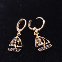 Cargar imagen en el visor de la galería, Sailing boat with clear crystals