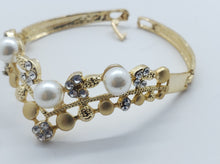 Cargar imagen en el visor de la galería, Flower pedals with clear crystals and pearls (set)