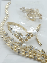 Cargar imagen en el visor de la galería, Flower pedals with clear crystals and pearls (set)