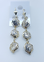 Cargar imagen en el visor de la galería, Hollow roses outlines with clear crystals