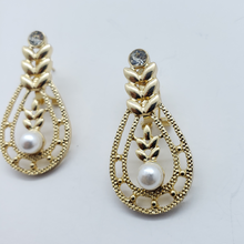 Cargar imagen en el visor de la galería, Hanging leaves and basket with clear crystals - pearls (sets)