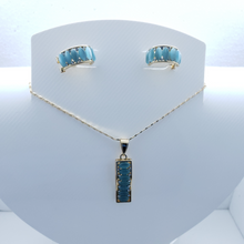 Load image into Gallery viewer, Light blue crystal row with crystals (set)